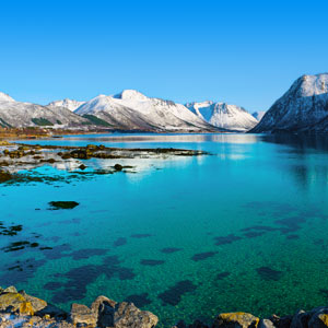 Blauw meer en bergen met sneeuw Noorwegen