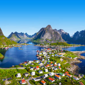 Lofoten in Noorwegen met huizen meren en bergen