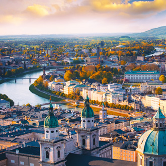 Prachtige luchtfoto van Salzburg en de rivier, Oostenrijk