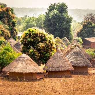 Traditionele hutten van de Bedik stam in Senegal