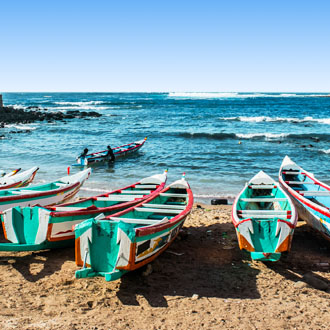 Vissersboten aan het water bij Ngor Dakar in Senegal