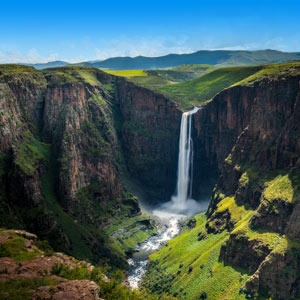 Een waterval tussen de bergen in Lesotho, Zuid-Afrika