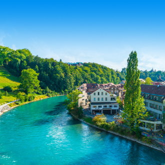 Een rivier in Bern met mooie huizen in Zwitserland