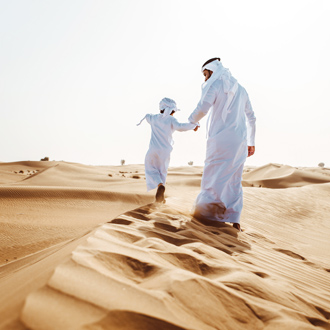 <p>Lopen door de woestijn van Qatar</p>