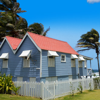 Blauw gekleurd huisje op het tropische eiland Barbados