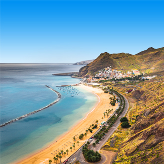 Kustlijn met schilderachtig dorpje op de achtergrond op Tenerife, de Canarische Eilanden.