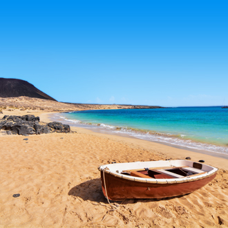Strand met bootje op La Graciosa op de Canarische eilanden.
