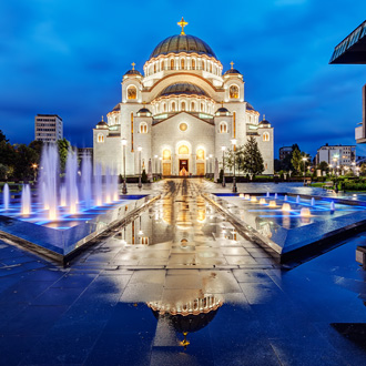 Heilige tempel met fontein in Belgrado, Servie