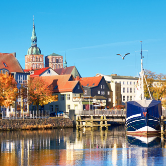 Zeilboten en huizen bij het kanaal in Stralsund aan de Duitse kust