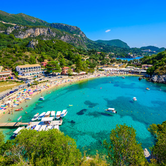 Agios Spiridon Beach met helderblauw water op Corfu, Griekenland