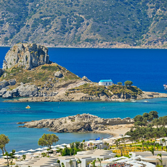 Mooi strand met zee en Aghios Stefanos op Kos, Griekenland