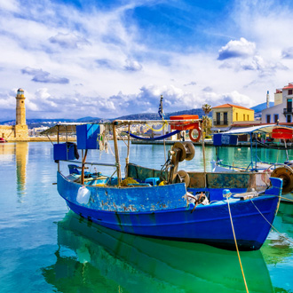 Rethymno pier met vissersbootjes en de vuurtoren op Kreta, Griekenland