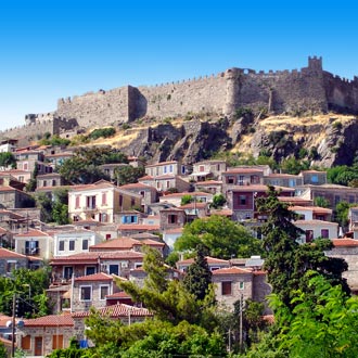 Stad met stadsmuren in Molyvos op Lesbos