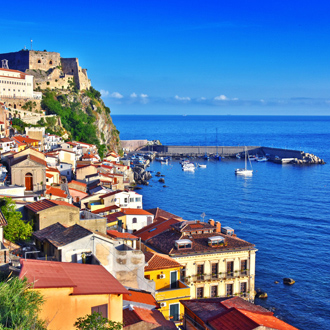 Gekleurde huizen en de zee in Reggio Calabria in Italie