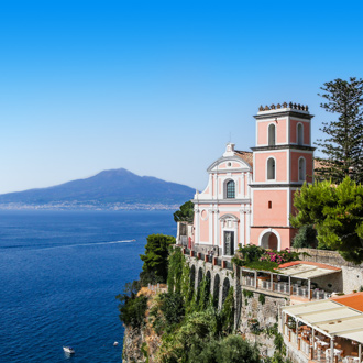 Kust van Campania met een gekleurd gebouw in Italie