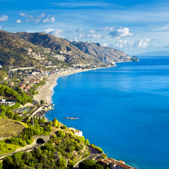 Prachtig uitzicht op de kustlijn in Taormina, Sicilië, Italië
