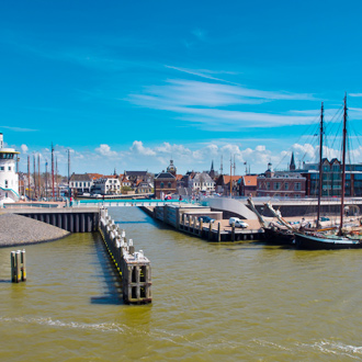 Uitzicht op de haven van Harlingen in Friesland, Nederland