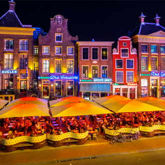 Het centrum van Groningen met cafe's in de avond
