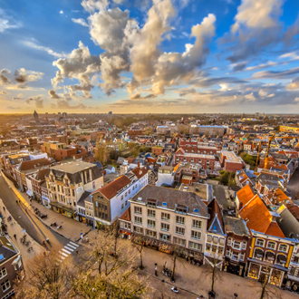 Luchtfoto over historisch deel van de stad Groningen bij zonsondergang