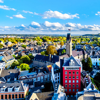 Bovenuitzicht op de stad Maastricht in Limburg, met gebouwen in Nederland