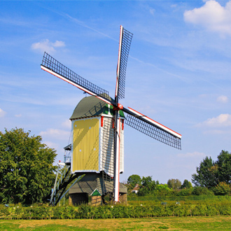 Een kleurrijke windmolen in Limburg, Nederland