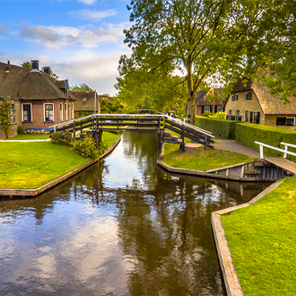 Prachtig-uitzicht-op-een-van-de-vele-kanaaltjes-in-het-mooie-dorp-Giethoorn-Nederland