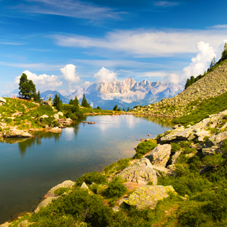Foto van het mooie landschap met bergen en het meer in Reiteralm Stiermarken Oostenrijk