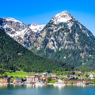 Het dorpje Pertisau aan het Achensee meer in Tirol, Oostenrijk
