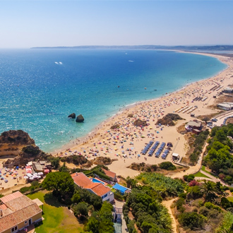Luchtfoto van het strand van Prainha en Tres Irmaos, Portugal