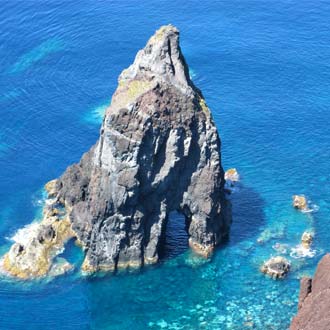 Uitzicht op zeestapel op de Azoren, Portugal