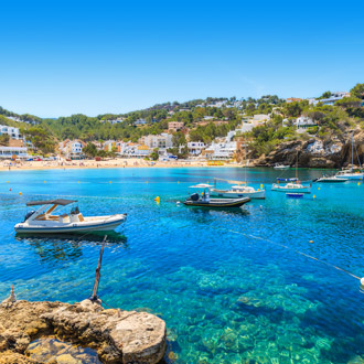 Vis en zeilboten in Cala Vadella Ibiza