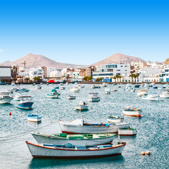 De haven met bootjes in het water, in Lanzarote.
