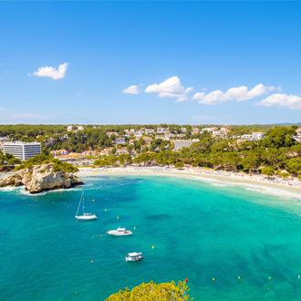 Gala Galdana, een populair strand op Menorca, Spanje