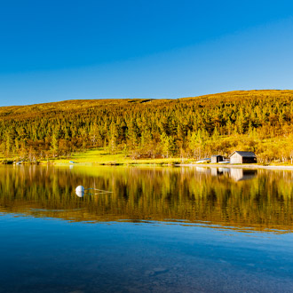 Landschap met meer in Dalarna, Zweden