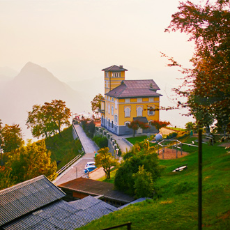 Uitzicht-vanaf-Monte-Bre-in-Ticino