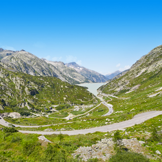 Berglandschap en wegen in Wallis, Zwitserland