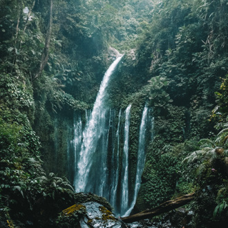 Prachtige waterval in Indonesië