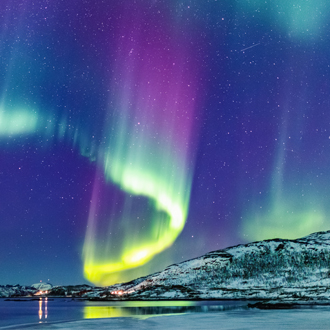 Noorderlicht met groene kleuren in de lucht bij Lapland