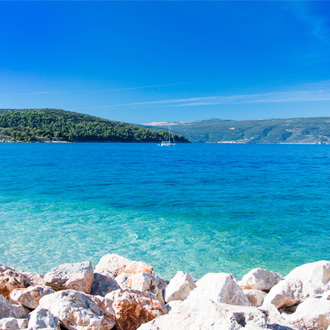 Blauwe lagune in Cres in Kroatie