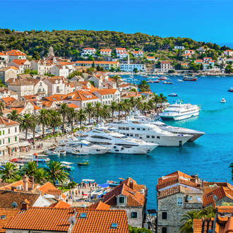 Luchtfoto van Hvar stad met luxe jachten in de haven, Kroatië