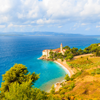 De kust van Brac met uitzicht op helderblauw water en het landschap in Kroatie