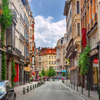 Een idyllische straat met gebouwen in Brussel, Belgie