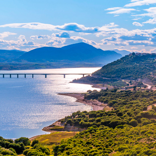 Uitzicht op het landschap van Macedonië in Griekenland met de Polyfyto brug op de achtergron
