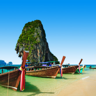 Strand met bootjes in Zuid-Thailand