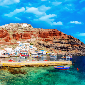 Foto van dorpje aan de kust in Santorini, Griekenland