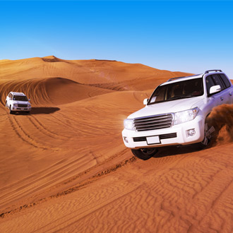 SUV auto door woestijn Dubai Verenigde Arabische Emiraten