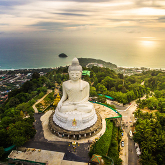 Luchtfoto van Phra Yai tempel Nak kad Phuket, Thailand