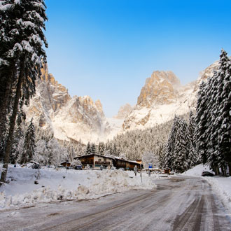 Bergen en besneeuwde weg in Val Canali, Dolomieten, Italie