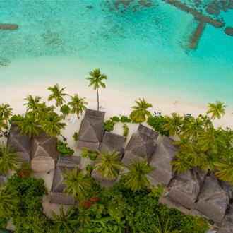 Luchtfoto van Angaga Island met huisjes