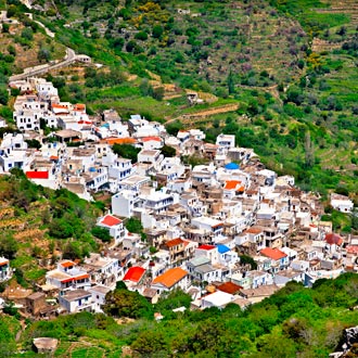 Een dorp op Naxos, witte huizen met een gekleurd dak in Griekenland